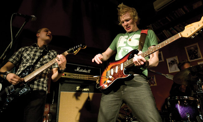 Onko kitarassa limaa?
Lauri ja Teemu
Avainsanat: Year of the dog Jaakko V Kotka Lauri Yrjölä Teemu Seppälä ilmeet irvistää kieli tuska tulkinta