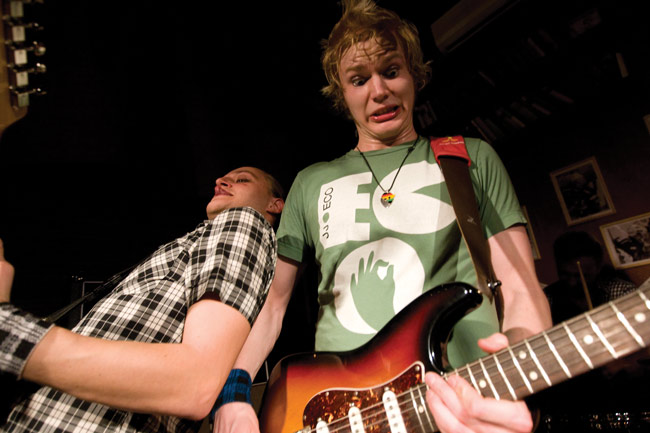 Hyvä ilme on puoli showta
Teemu ja Lauri
Avainsanat: Year of the dog Jaakko V Kotka Lauri Yrjölä Teemu Seppälä ilmeet irvistää kieli tuska tulkinta