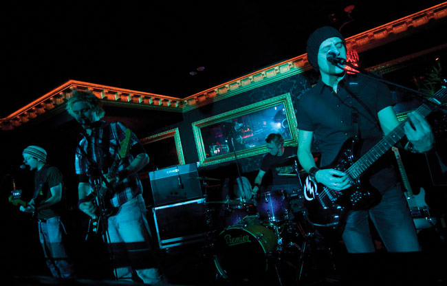 Ilon Talossa
Year of the dog, Kotka 2008.
Avainsanat: Year of the dog Ilon Talo Kotka Lauri Yrjölä Teemu Seppälä Toni Mustonen Miikka de Vocht