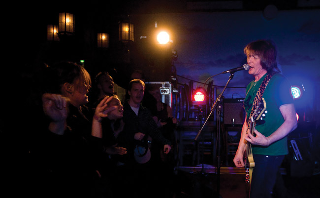 Pogoo vähän muutkin kun Mari...
Ypö-Viis, Kesto-klubi, Kairo, Kotka 2010.
Avainsanat: Ypö-Viis Kesto-klubi Kotka Kairo Miika Söderholm punk yleisö pogoo