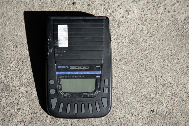 Zoom 9000 multiefekti
Tämä oli kova juttu joskus 1990-luvun alussa. Vai oliko se 80-luvun lopulla.

200 e
Avainsanat: Zoom 9000 multiefekti pieni kompakti kevyt monipuolinen